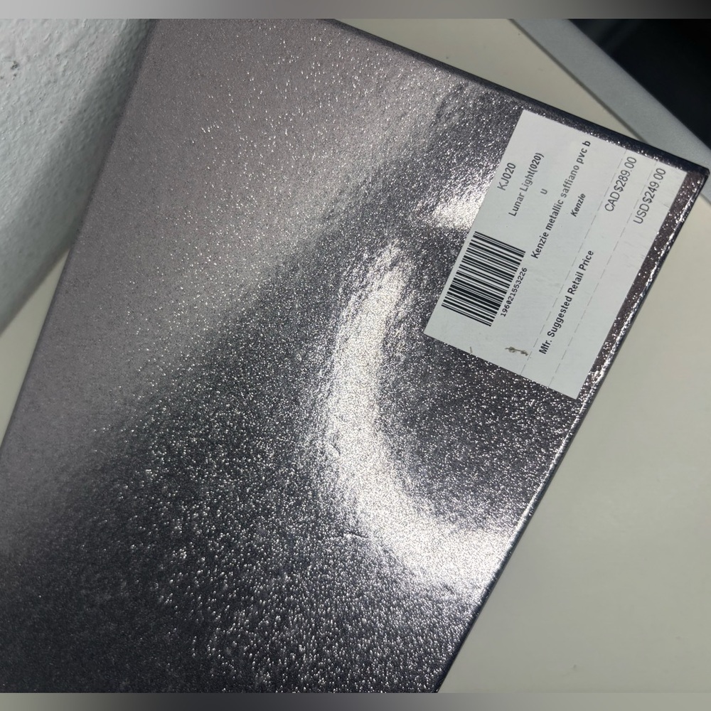 KATE SPADE BRAND NEW IN BOX SILVER KENZIE METALLIC ZIPPER WALLET CLUTCH - Picture 4 of 9